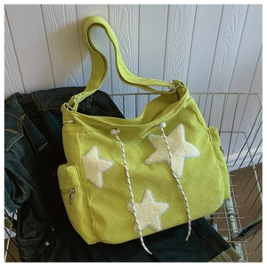 Borsa a tracolla in velluto a coste verde neon con stelle bianche e coulisse regolabile