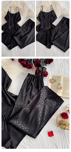 Détail d'un ensemble pyjama en satin noir à motif léopard avec caraco et pantalon