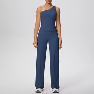 Vue détaillée du haut de yoga asymétrique bleu foncé et du pantalon large de sport