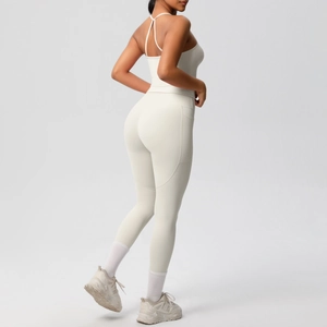 Détail d'un ensemble de yoga avec brassière croisée et legging taille haute doté de poches