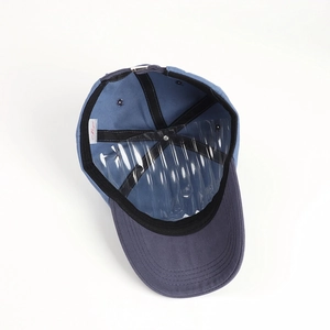 Détail de l'intérieur de la casquette bleue avec support de forme et finitions