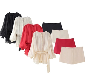 Détails des manches lanternes à volants et texture plissée de cet ensemble mode femme