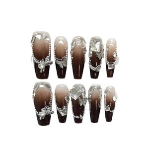 Set unghie press-on con sfumatura caffè, farfalla d'argento e cristalli decorativi