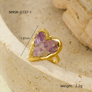 Detailed close-up of 18K gold heart ring with purple natural stone inlay and dimensions