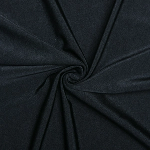 Détail du tissu noir de haute qualité montrant la texture élégante et le drapé du vêtement