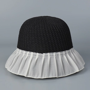 Detail eines süßen Lolita-Strickhuts mit schwarzer Krone und weißer Spitzenkrempe