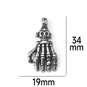 Vue détaillée du pendentif main de squelette argenté mesurant 34 mm sur 19 mm de large