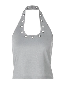 Top a lupetto grigio con eleganti occhielli in metallo in uno stile streetwear moderno
