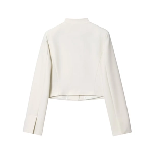 Blazer court blanc pour femme avec col montant et fentes élégantes aux poignets