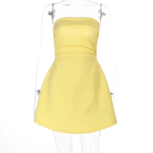 Détail d'une robe mini bustier jaune vif avec taille plissée sur un mannequin invisible