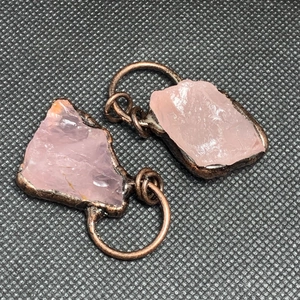 Dettaglio dei pendenti in quarzo rosa naturale con cornice metallica in bronzo retrò