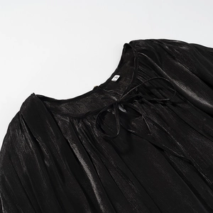 Détail de l'encolure en satin noir avec lacets et étiquette de petite taille S