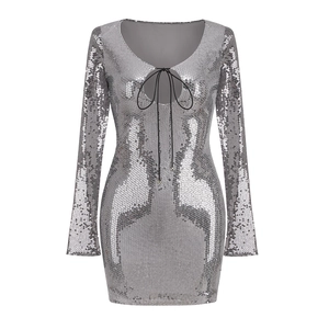 Mini robe argentée à paillettes avec manches longues et détail de laçage ajouré