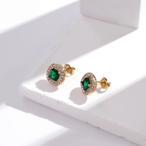 Boucles d'oreilles luxe en acier titane doré avec pierre verte et pavage de cristaux