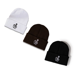 Trois bonnets tricotés avec broderie tête de mort en blanc, marron foncé et noir