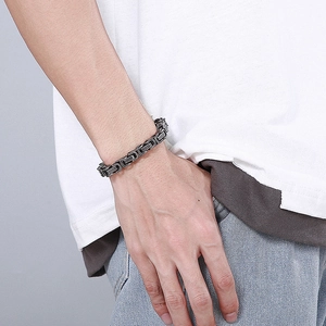 Détail d'un bracelet byzantin pour homme en acier titane avec finition vintage