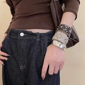 Vue détaillée d'un ensemble de 3 bracelets en cuir clouté et d'un jonc en métal argenté