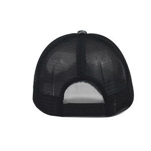 Detailansicht der schwarzen atmungsaktiven Netzrückseite und des Snapback-Verschlusses