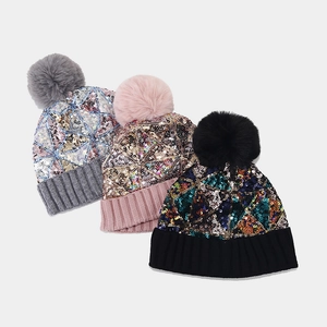 Bonnets en tricot à paillettes pour femmes en gris, rose et noir avec pompons en fourrure