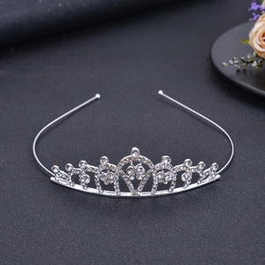 Nahaufnahme eines silbernen Prinzessinnen-Diadems mit Kristallsteinen auf dunklem Grund