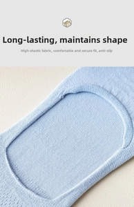 Détail macro de chaussettes invisibles bleu clair montrant la texture en maille élastique