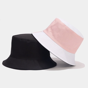 Détail des coutures contrastées et de la texture toile du chapeau bob rose et blanc