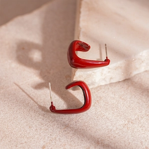 Boucles d'oreilles vintage rouges en émail de forme U sur un support en pierre
