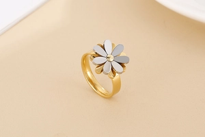 Macro shot of two-tone daisy flower ring with gold and silver polished petals