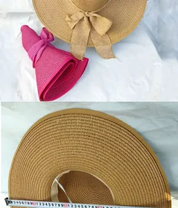 Dettaglio di un cappello da sole in paglia pieghevole con fiocco e diametro 40cm
