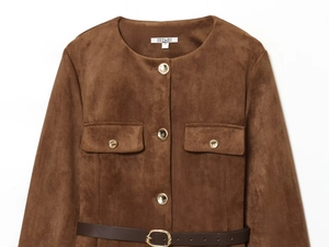 Détail de la veste en suédine avec boutons dorés, poches cargo et ceinture à boucle