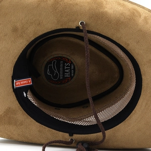 Détail d'un chapeau de cowboy kaki avec doublure en filet et mentonnière ajustable