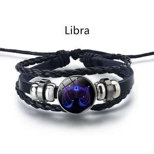 Vue détaillée du bracelet tressé en cuir noir Balance avec breloque en verre lumineuse