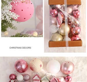 Vue détaillée des boules de Noël roses et dorées aux formes variées et textures pailletées