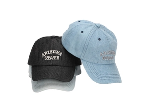 Détail du texte brodé Arizona State sur casquettes de baseball en denim délavé