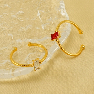 Bagues réglables en acier titane plaqué or 18 carats avec zircon et texture martelée
