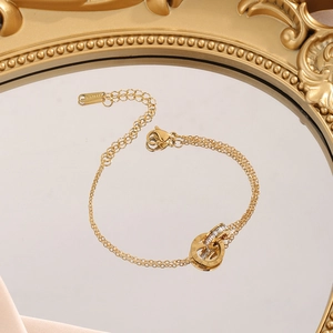 Collier en acier titane doré avec double anneaux, chiffres romains et cristaux brillants