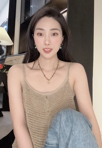 Détails d'un collier de perles bohème à plusieurs rangs avec médaillon soleil