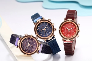 Gros plan de montres femme en maille milanaise avec lunettes texturées bois et cadrans colorés