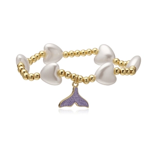 Bracelet de perles dorées et cœurs avec un pendentif queue de poisson en émail violet