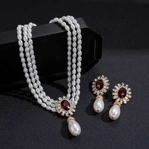 Parure bijoux vintage avec pendentif en pierre rouge et collier de perles