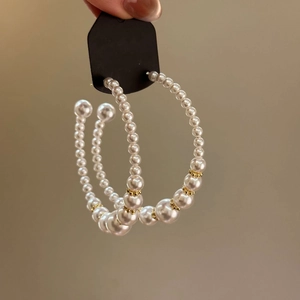French retro C-shape hoop earrings with gradient pearls and golden spacers