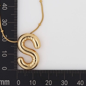 Macro view of golden puffy 3D S-letter balloon pendant showing 22mm height measurement