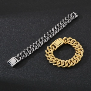 Gros plan de bracelets gourmettes torsadés or 18 carats et argent antique avec fermoir