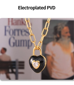 Détail du collier trombone plaqué or PVD et pendentif cœur noir avec cristal