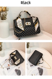 Détail du sac à bandoulière noir avec motif à pois, anse foulard et fermoir doré