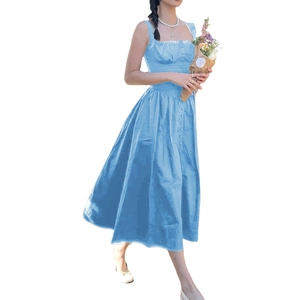 Vue détaillée d'une robe midi bleue sans manches avec col carré et boutons décoratifs
