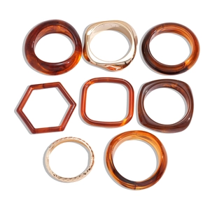 8-teiliges Set aus geometrischen Acryl-Armreifen in Bernstein- und Gold-Retro-Optik