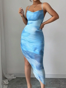 Robe midi sexy à imprimé marbre bleu, fronces, fines bretelles et ourlet asymétrique