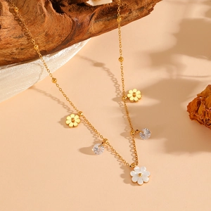 Collier élégant en acier titane doré avec sept marguerites et pendentifs en cristal