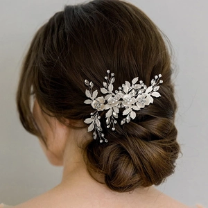 Vue détaillée d'une pince à cheveux de mariée argentée avec strass sur une coiffure relevée